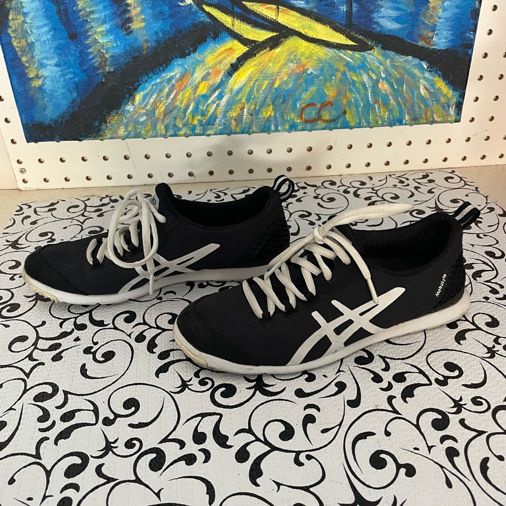 Ladies ASICS sneaker 👟size 5